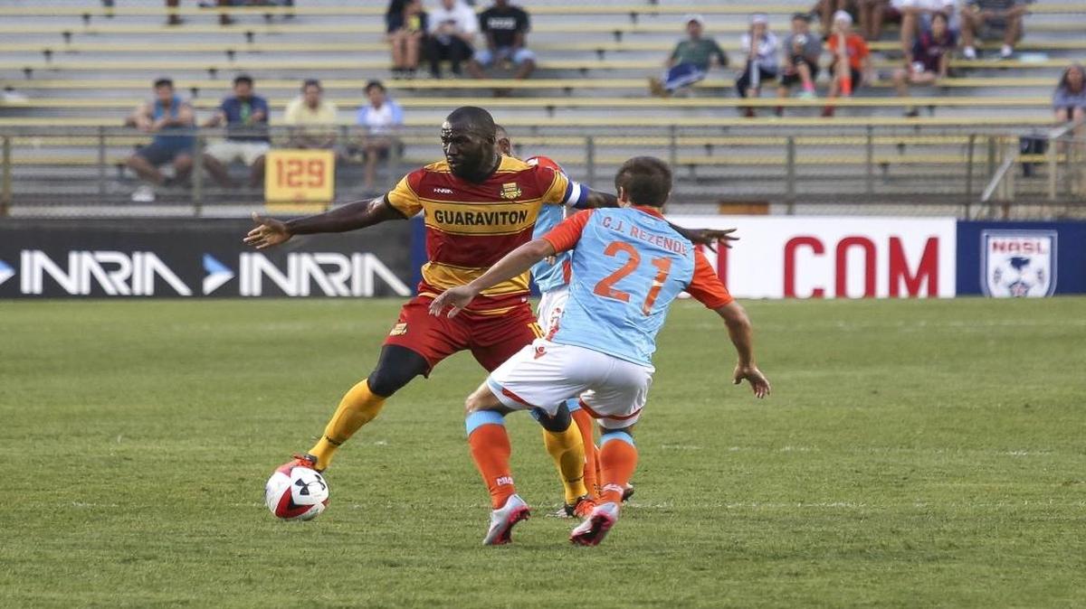 Jean-Marc Alexandre, de los Strikers, enfrenta a Calvin Rezende (21), del Miami FC, en el Lockhart Stadium en Fort Lauderdale el 2 de abril del 2016.
