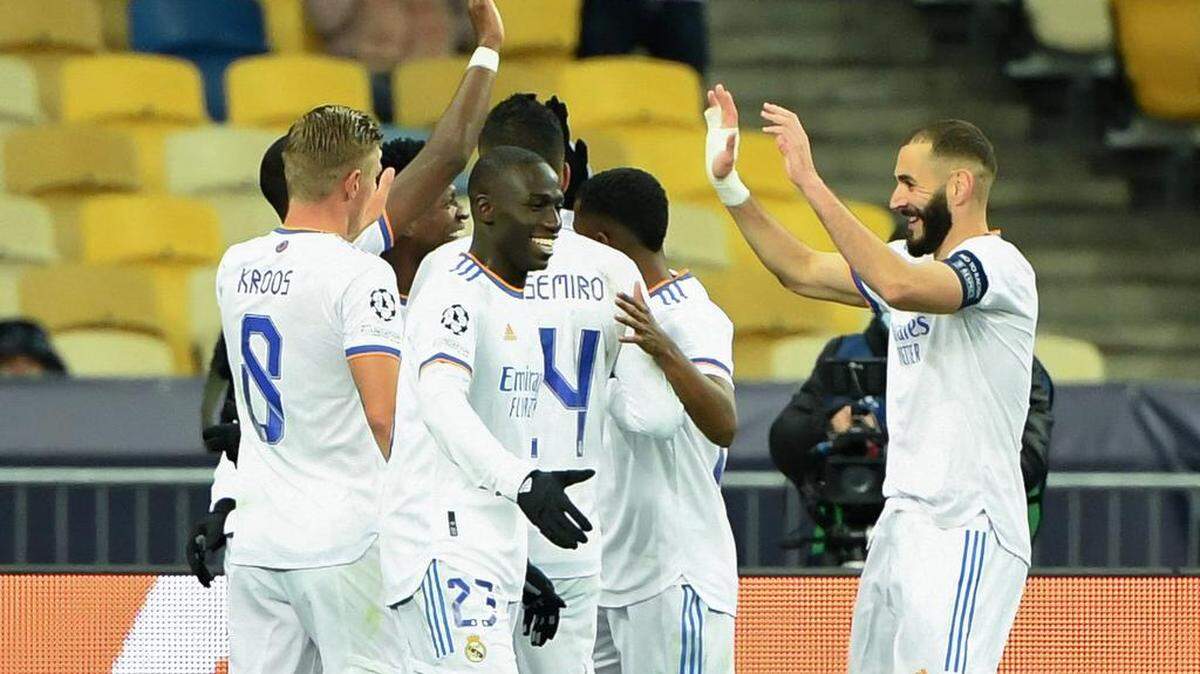 Los jugadores del Real Madrid celebran su tercer gol durante el partido de fútbol de la UEFA Champions League entre el Shakhtar Donetsk y el Real Madrid en el Estadio Olímpico de Kiev el 19 de octubre de 2021.