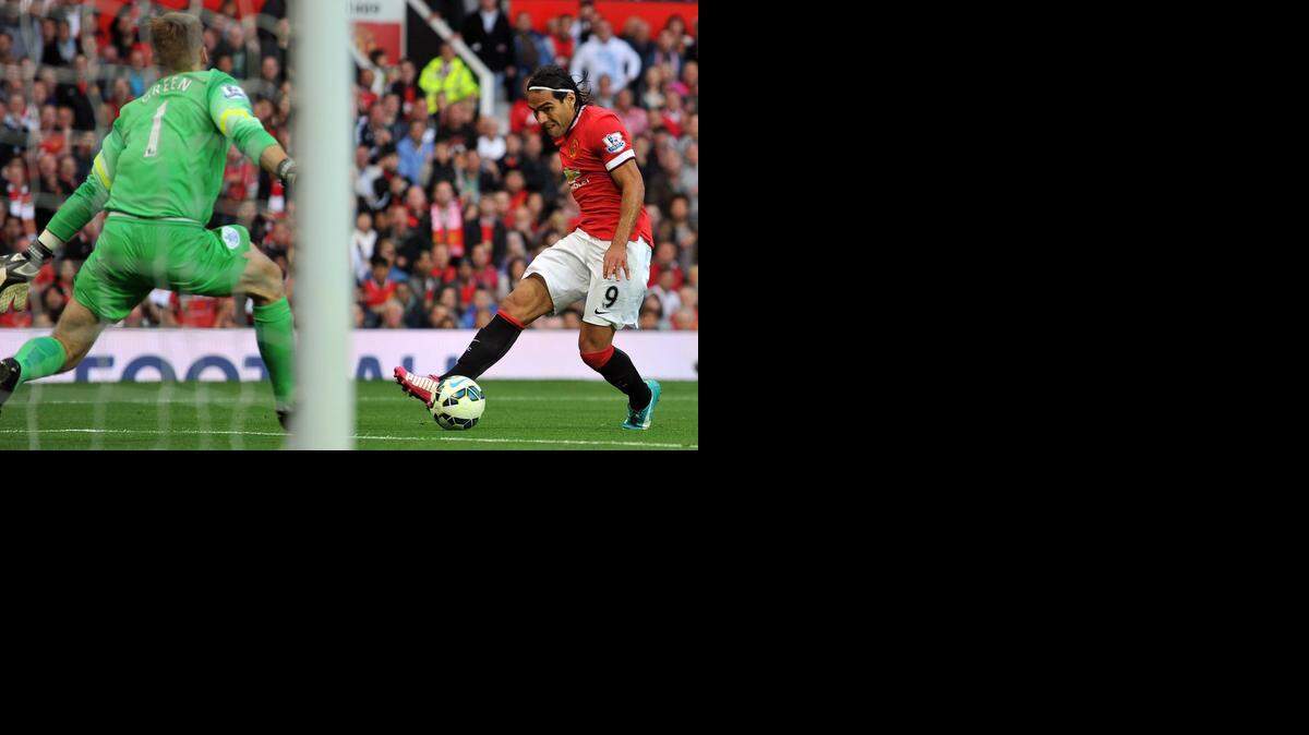 
Radamel Falcao (der.) dispara a puerta y trata de superar al guardameta del Queens Park Rangers Robert Green, en su debut con Manchester United el domingo en el estadio Old Trafford en Manchester, Inglaterra.


