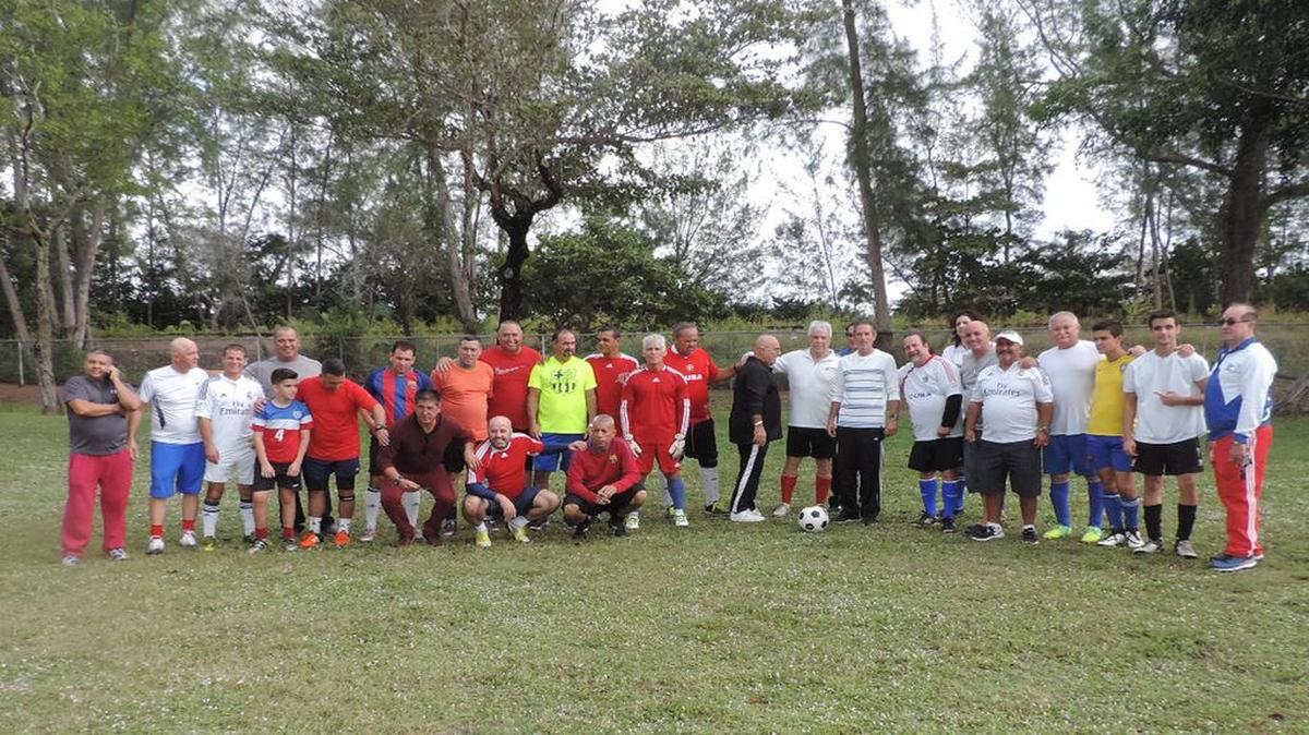 Grupo de veteranos futbolistas cubanos posan antes del partido en homenaje a Juan A. Lotina, el 11 de diciembre en Miami.