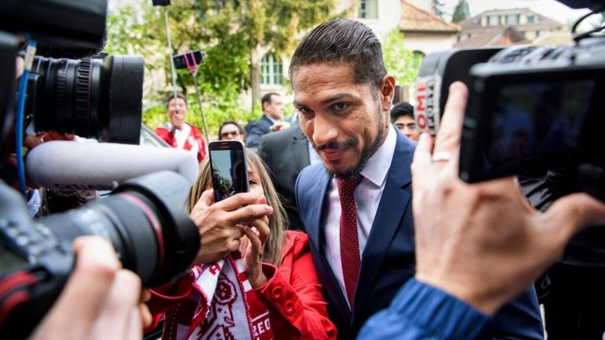 El delantero peruano Paolo Guerrero llega a una audiencia del Tribunal de Arbitraje Deportivo en Lausana, Suiza, el 3 de mayo de 2018.