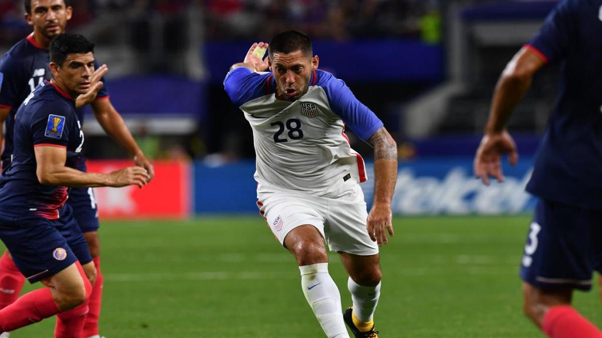 Clint Dempsey, autor de uno de los goles para la selección de Estados Unidos, conduce el balón entre dos defensores de Costa Rica el 22 de julio del 2017 en Texas.