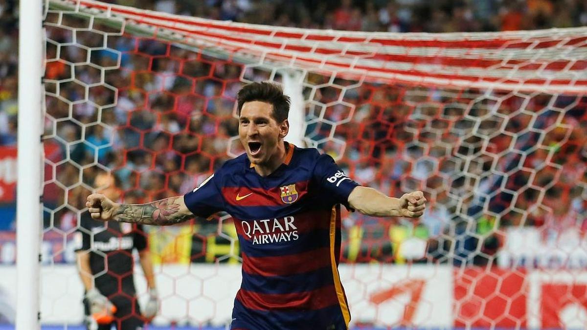 
Lionel Messi celebra tras marcar el gol que le dio el triunfo a Barcelona 2-1 ante el Atlético de Madrid, el 12 de septimebre del 2015 en la liga española.
