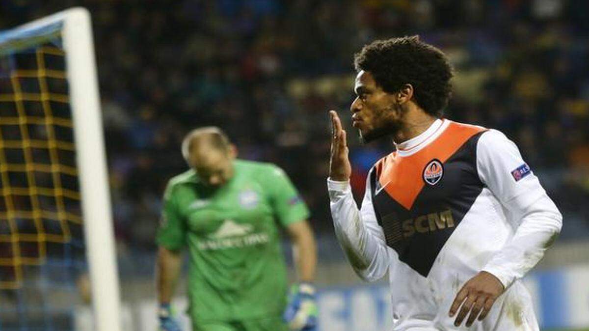 
El brasileño Luiz Adriano marcó cinco goles para el Shakhtar Donetsk en el triunfo 7-0 frente al BATE Borisov, el martes.



