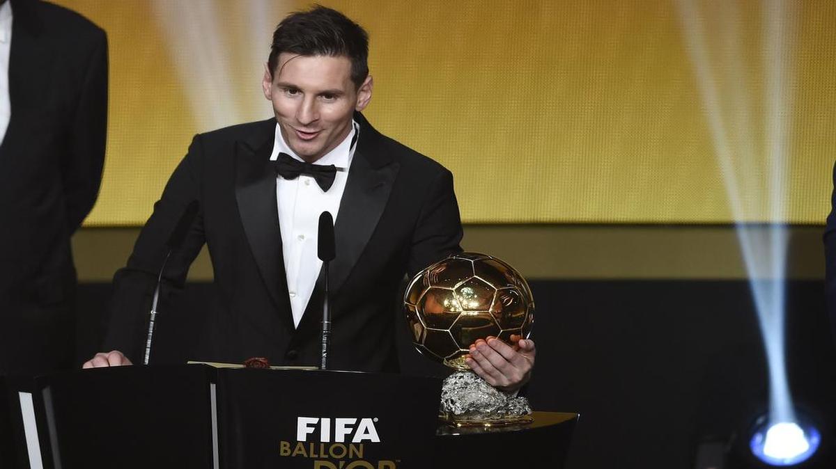 Lionel Messi habla después de recibir el Balón de Oro de la FIFA, en la ceremonia efectuada el 11 de enero del 2016 en Zurich, Suiza.