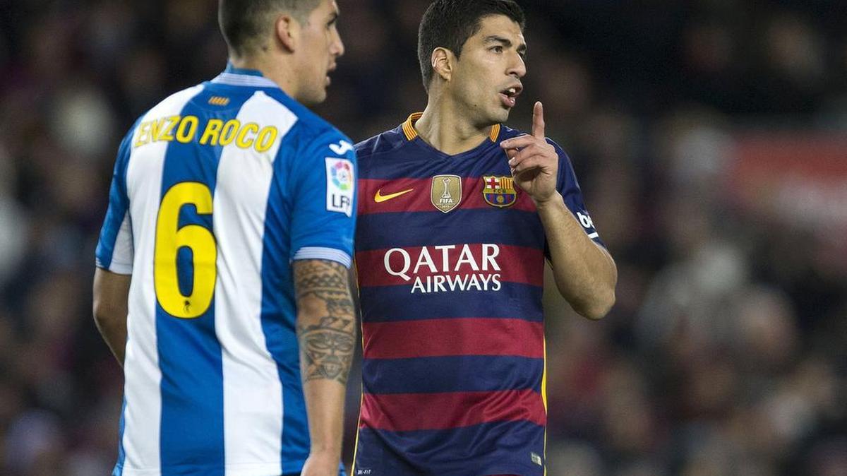 El delantero uruguayo del FC Barcelona Luis Suárez (d) junto al chileno Enzo Roco, del RCD Espanyol, durante el partido de ida de los octavos de final de la Copa del Rey de fúbol que se juega esta noche en el Camp Nou, en Barcelona.