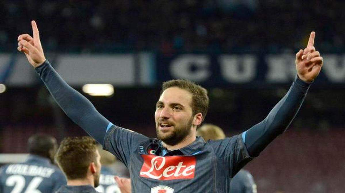 
El argentino Gonzalo Higuaín celebra tras anotar su segundo gol en el triunfo del Napoli 3-1 contra el Dinamo de Moscú, en la Liga de Europa, el jueves 12 de marzo del 2015.


