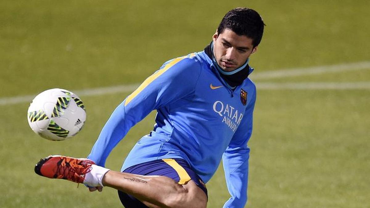 El jugador del FC Barcelona Luis Suárez asiste al entrenamiento del equipo en Tokio (Japón) el 14 de diciembre de 2015. El Barcelona se enfrentará al Guangzhou Evergrande en la semifinal del mundial de clubes en Yokohama el próximo 17 de diciembre de 2015.