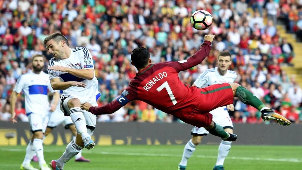 El capitán de Portugal Cristiano Ronaldo (7) remata a puerta y anota el primero de sus tres coles ante Islas Feróe.