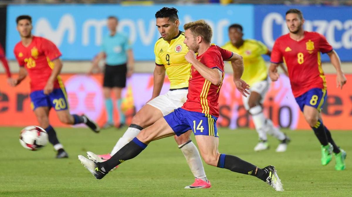 Radamel Falcao (#9)) lucha por la pelota con Asier Illarramendi, durante el partido amistoso entre Colombia y España, celebrado el 7 de junio del 2017 en Murcia.