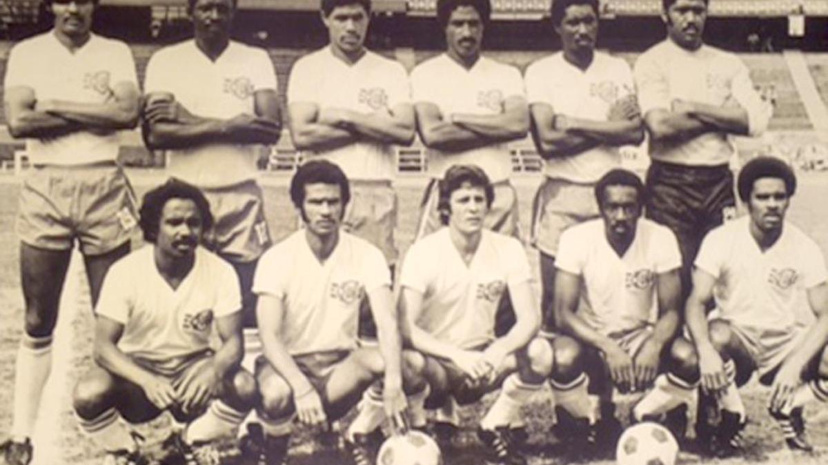 Regino Delgado (de pie: tercero desde la derecha) posa con la selección nacional de Cuba en los Juegos Panamericanos de 1979.