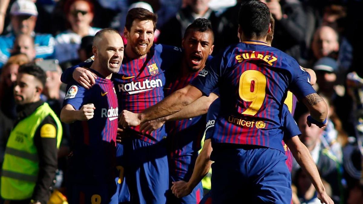 Los jugadores del Barcelona Lionel Messi, Andres Iniesta, Paulinho y Luis Suárez celebran haber anotado un gol ante el Real Madrid el 23 de diciembre de 2017.
