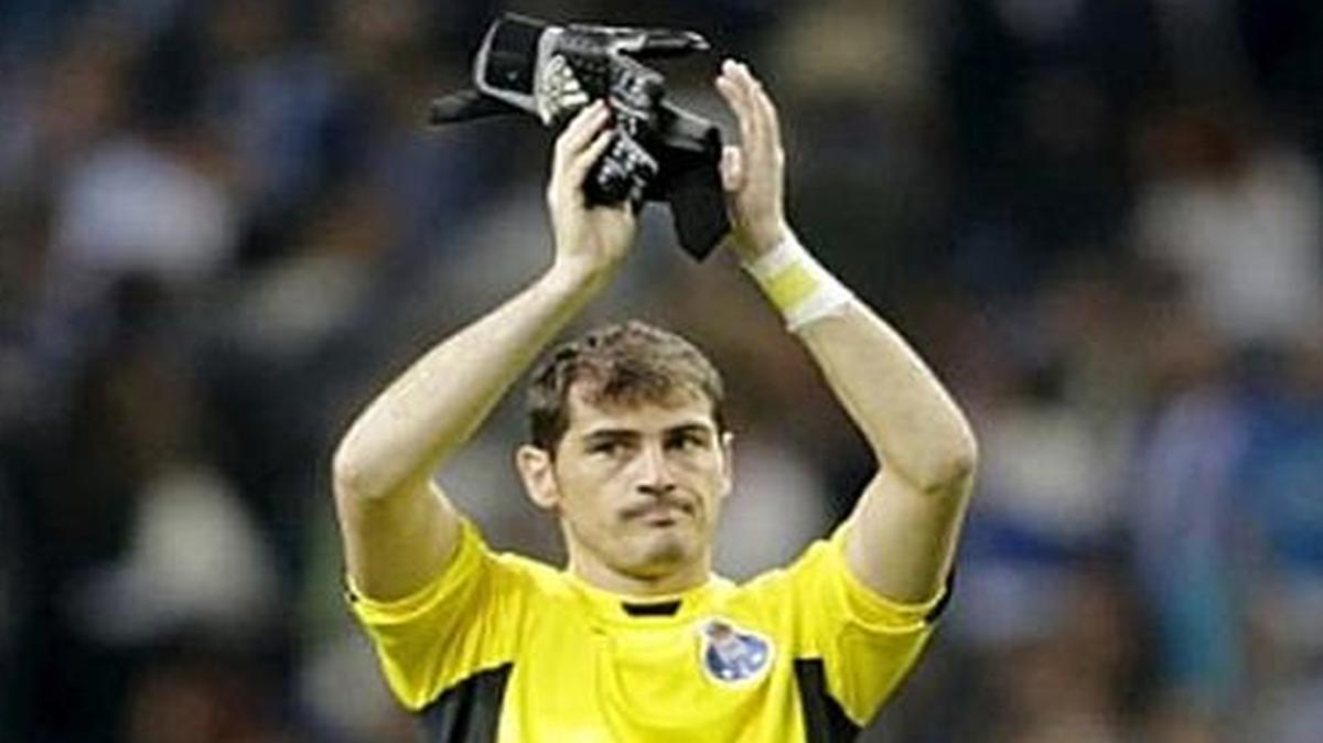 
El arquero español Íker Casillas saluda a los aficionados en su estreno oficial con el Porto, el sábado.
