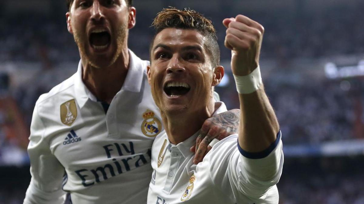 Cristiano Ronaldo y Sergio Ramos (izq.) celebran el primero contra el Atlético en la goleada 3-0 del Real Madrid en la ida de semifinales de la Liga de Campeones.