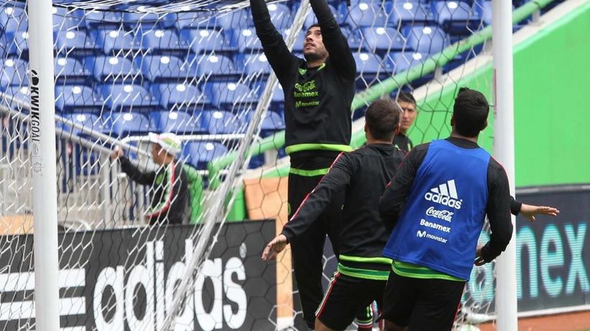 Jesús Corona, portero de la selección de México, detiene el balón en la práctica del martes en Miami.