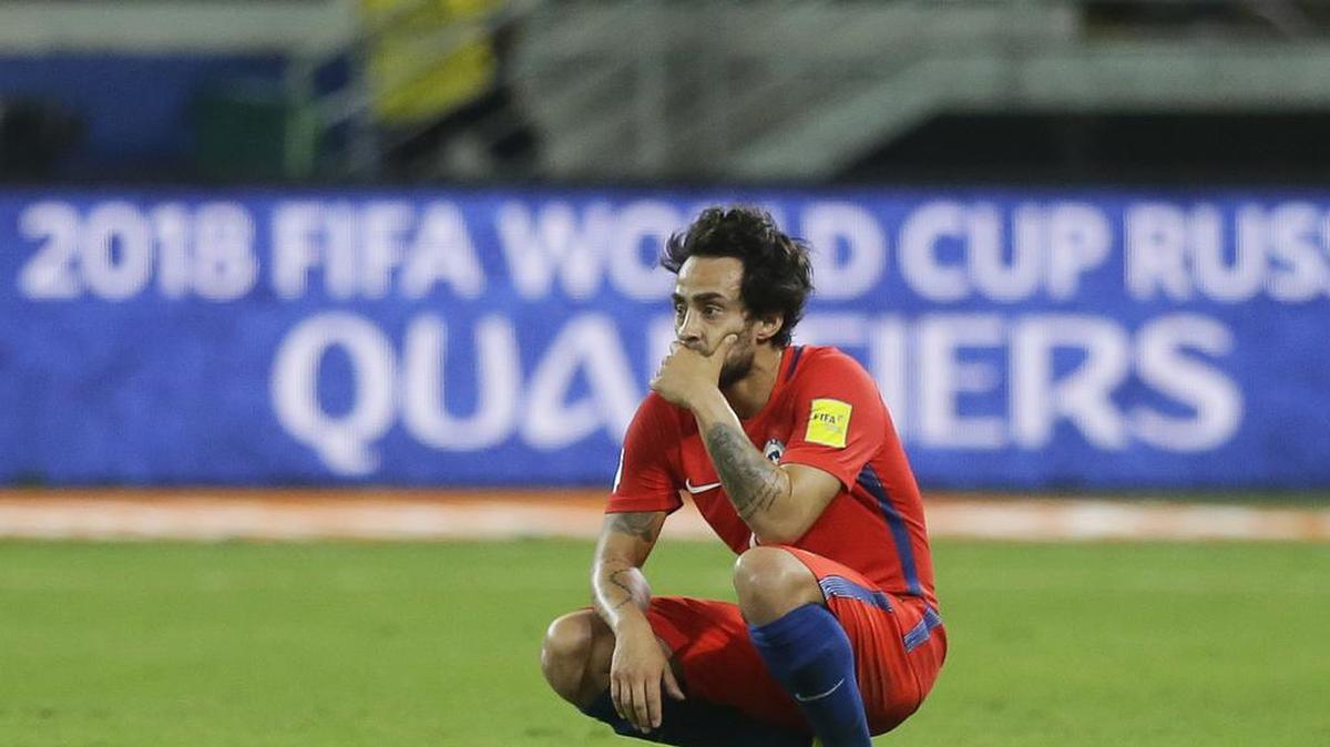 Jorge Valdivia reacciona tras la derrota de Chile ante Brasil que lo dejó fuera del Mundial de Rusia, el 10 de octubre del 2017.