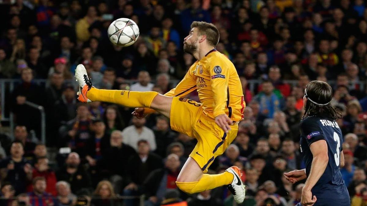 El defensa de Barcelona Gerard Piqué salta en una jugada del partido contra el Atlético en la Liga de Campeones, celebrado el 13 de abril del 2016 en Madrid.