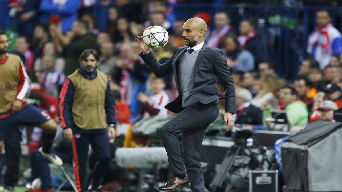 El entrenador del Bayern Munich juega con una pelota en el partido contra el Atlético de Madrid, celebrado el 27 de abril del 2016 en el estadio Vicente Calderón, en Madrid.
