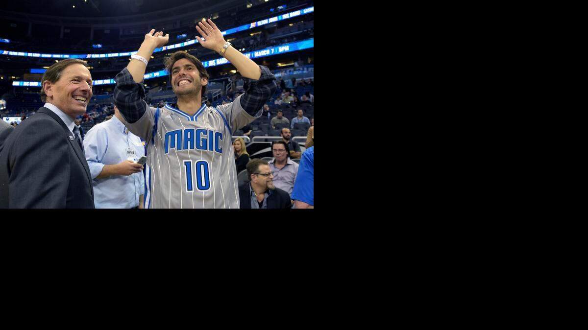 
El brasileño Kaká con una camiseta del Magic antes de un partido contra los Knicks el 11 de febrero del 2015. El jugador debutará el domingo en la MLS con el uniforme de la franquicia de Orlando City.
