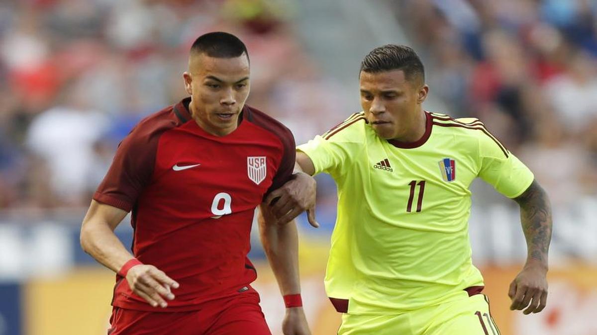 Bobby Wood (9), de Estados Unidos, trata de eludir a Darwin Machís (11), de Venezuela, en el empate 1-1 en un partido de preparación, el sábado 3 de junio del 2017, en el estadio Río Tinto en Sandy, Utah.