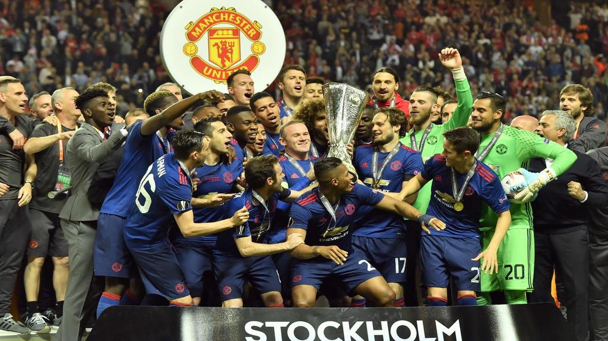 Wayne Rooney se prepara para levantar el trofeo de campeón de la Liga Europa  ganado por el Manchester United tras vencer 2-0 al Ajax en la final de Estocolmo, el 24 de junio de 2017.