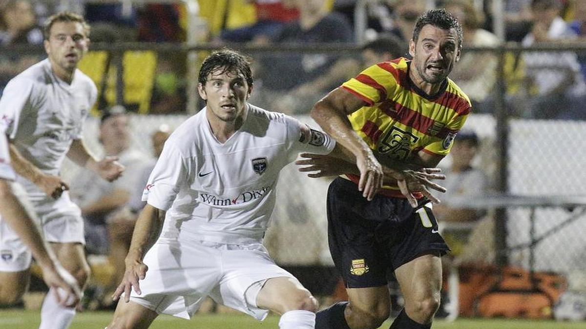 
Dani Sánchez (der.), de los Strikers, ataca contra el Armada FC, el 11 de abril pasado en Fort Lauderdale.
