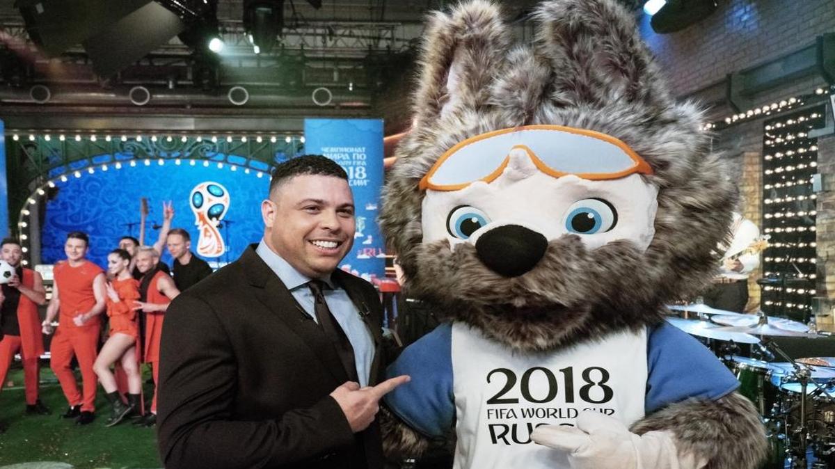 El astro brasileño Ronaldo con la mascota del Mundial de Rusia 2018, el lobo llamado Zabivaka, el viernes 21 de octubre del 2016 en Moscú.