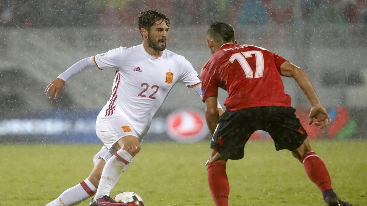 El centrocampista de España Francisco Alarcón Isco (izq.) lucha el balón con Naser Aliji, de Albania, durante el partido de la fase de clasificación del Grupo G rumbo el Mundial de Rusia 2018, que se disputó el 9 de octubre del 2016.