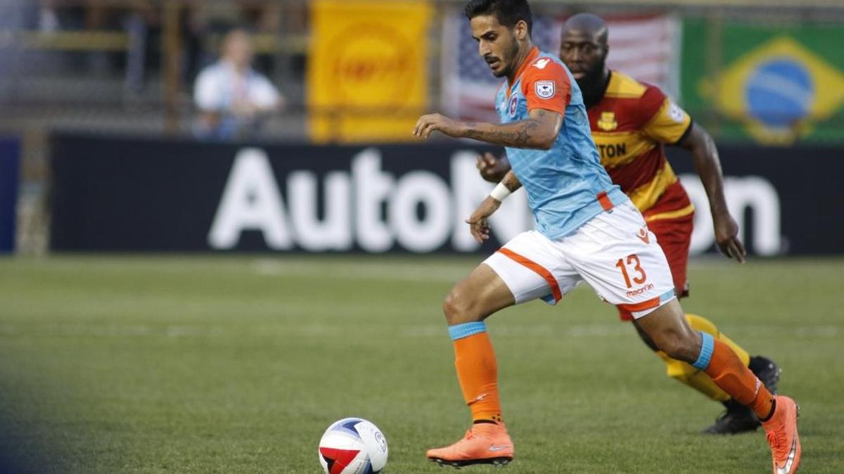 Jorge Luis Corrales (13), entonces con el Miami FC, lleva la pelota en el partido contra los Strikers por el campeonato de la North American Soccer League.