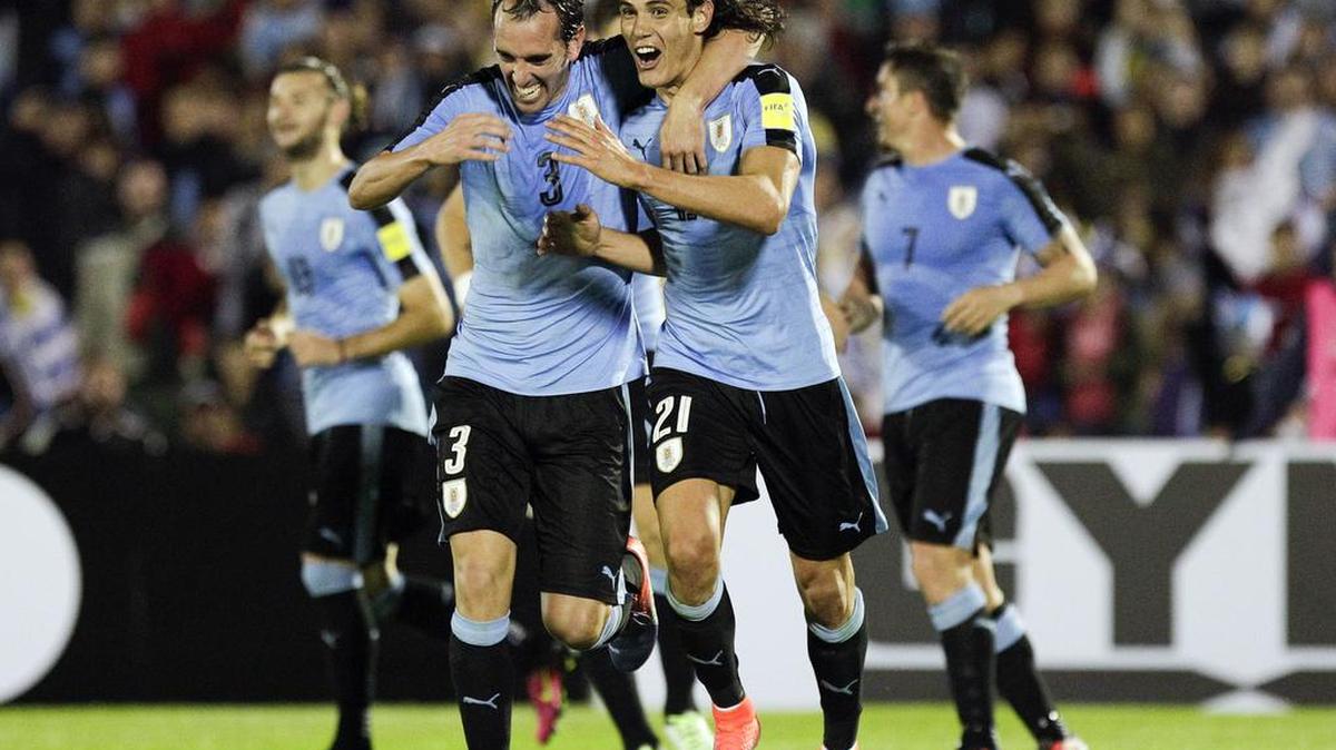 El delantero de Uruguay Edinson Cavani, goleador de la eliminatoria (centro der.) celebra con Diego Godín, uno de sus dos goles ante Venezuela el pasado 6 de octubre del 2016 en Montevideo.