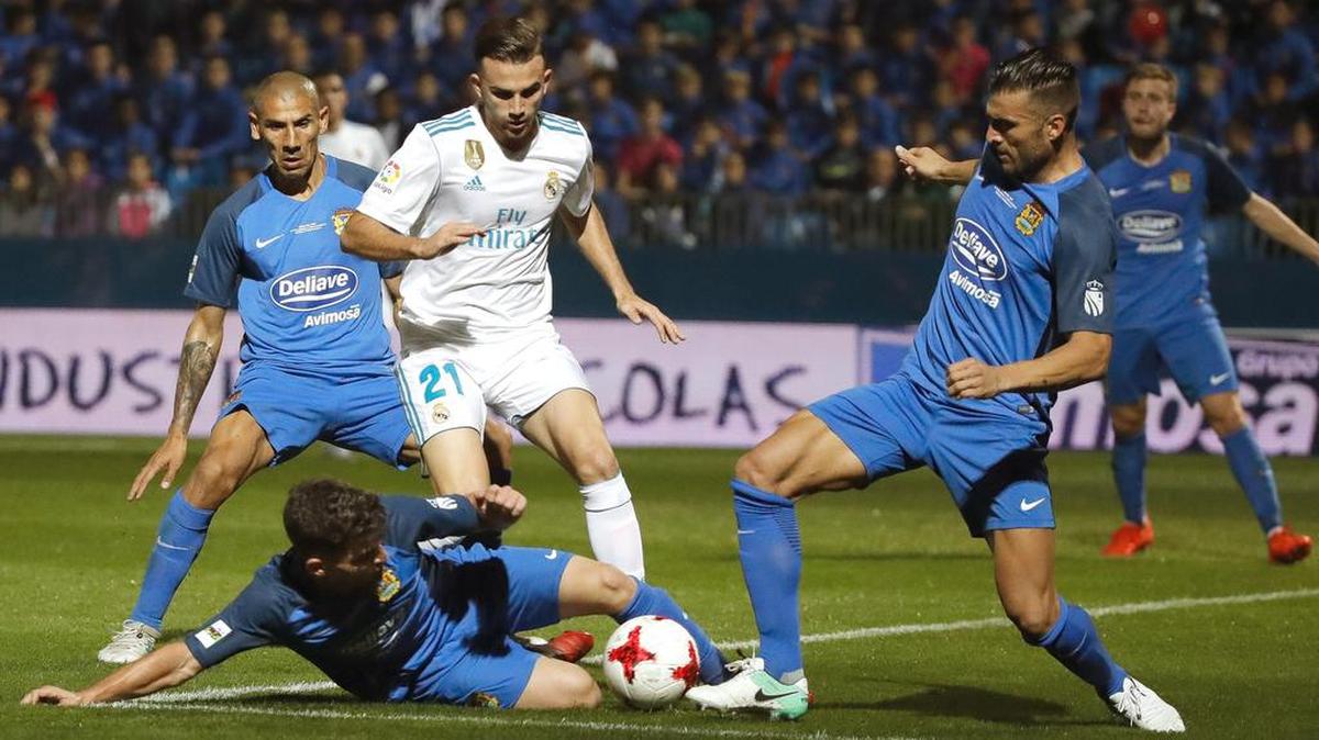 El delantero del Real Madrid Borja Mayoral (centro) trata de superar la marca de los jugadores del Fuenlabrada durante el partido de ida de los dieciseisavos de final de la Copa del Rey, celebrado el 26 de octubre del 2017.