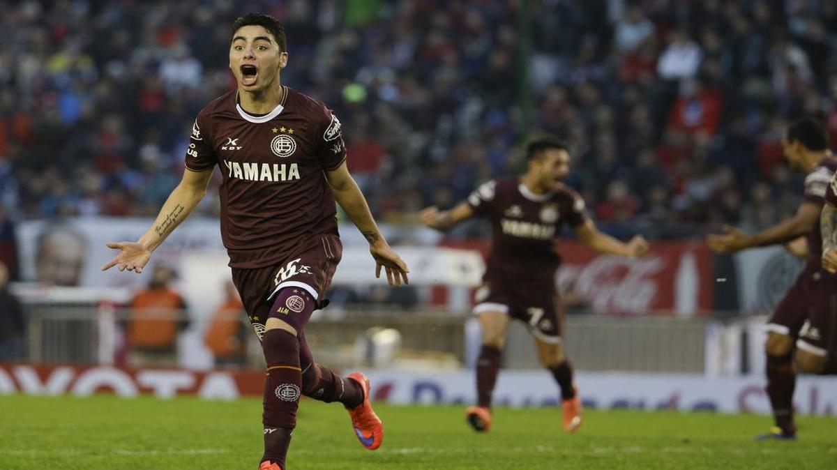 El jugador de Lanús Miguel Almirón celebra un gol contra San Lorenzo, en el partido efectuado el 29 de mayo del 2016 en Buenos Aires, durante la final argentina.