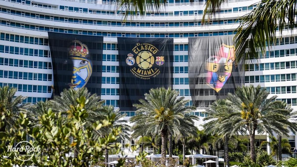Las banderolas para la promoción del Clásico Barcelona vs. Real Madrid flamean en el Fontainebleau Hotel, en Miami Beach, el viernes 10 de marzo del 2016.