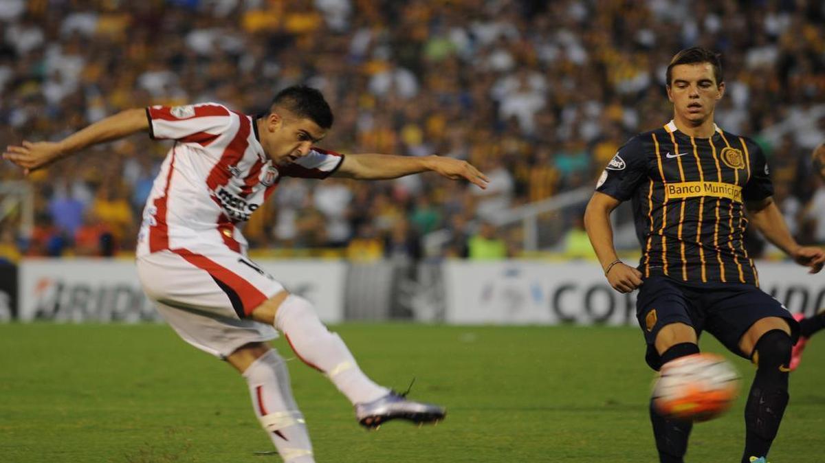 El jugador de Rosario Central Giovani Lo Celso (der.) disputa el balón con Michael Santos, de River Plate en un partido de la Copa Libertadores, efectuado el 9 de marzo de 2016.