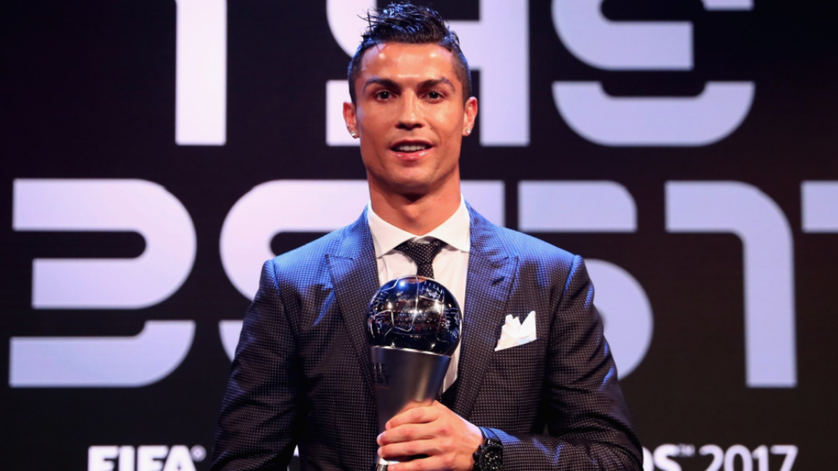 Cristiano Ronaldo se volvió a coronar rey del fútbol mundial después del que ha sido un curso para enmarcar, en el que ganó la Champions League, la liga española, la Supercopa de Europa y la Supercopa de España.