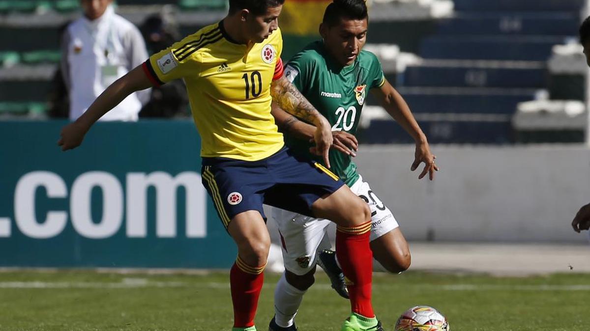 James Rodriguez (izq.), de Colombia, controla el balón marcado por Ruddy Cardozo, de Bolivia, en La Paz, Bolivia, el jueves 24 de marzo del 2016.
