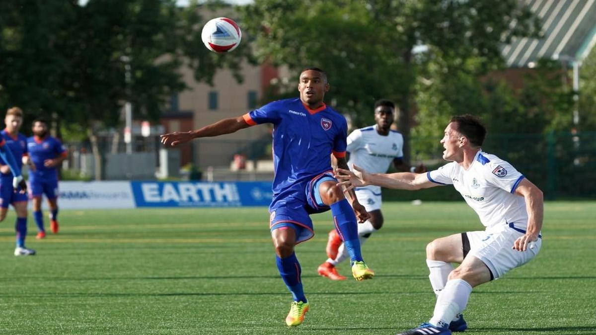 Stefano Pinho (izq.), del Miami FC, va por la bola en el triunfo de su escuadra sobre el FC Edmonton, el sábado l0 de junio.