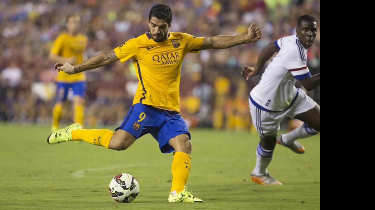 
El uruguayo Luis Suárez, autor del primer gol del Barcelona, dispara a puerta ante Kurt Zouma (der.), de Chelsea, el martes 28 de julio del 2015.
