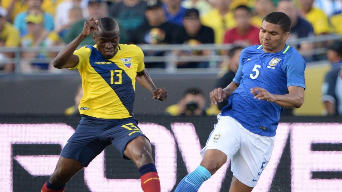 Enner Valencia y Casemiro disputan el balón.