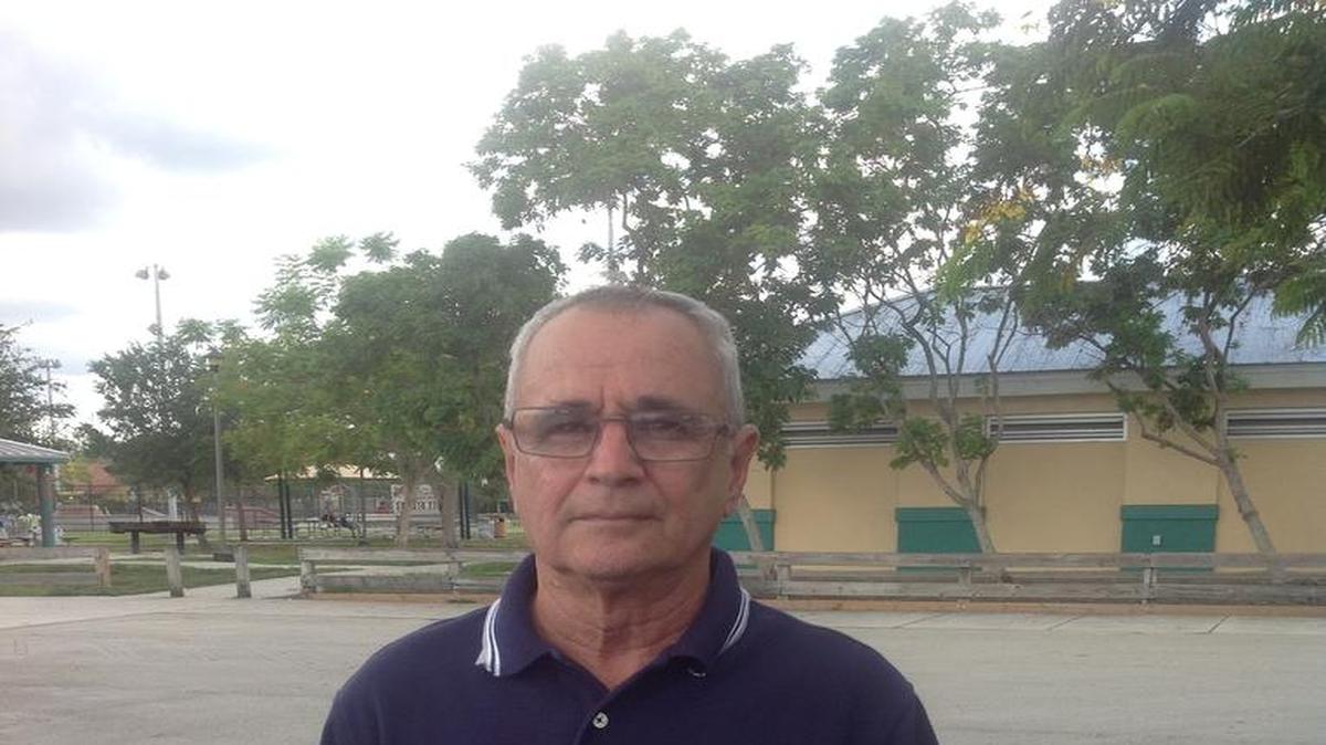 
Roberto Hernández, exselecionador nacional de Cuba, posa en el North Trail Park de Miami.
