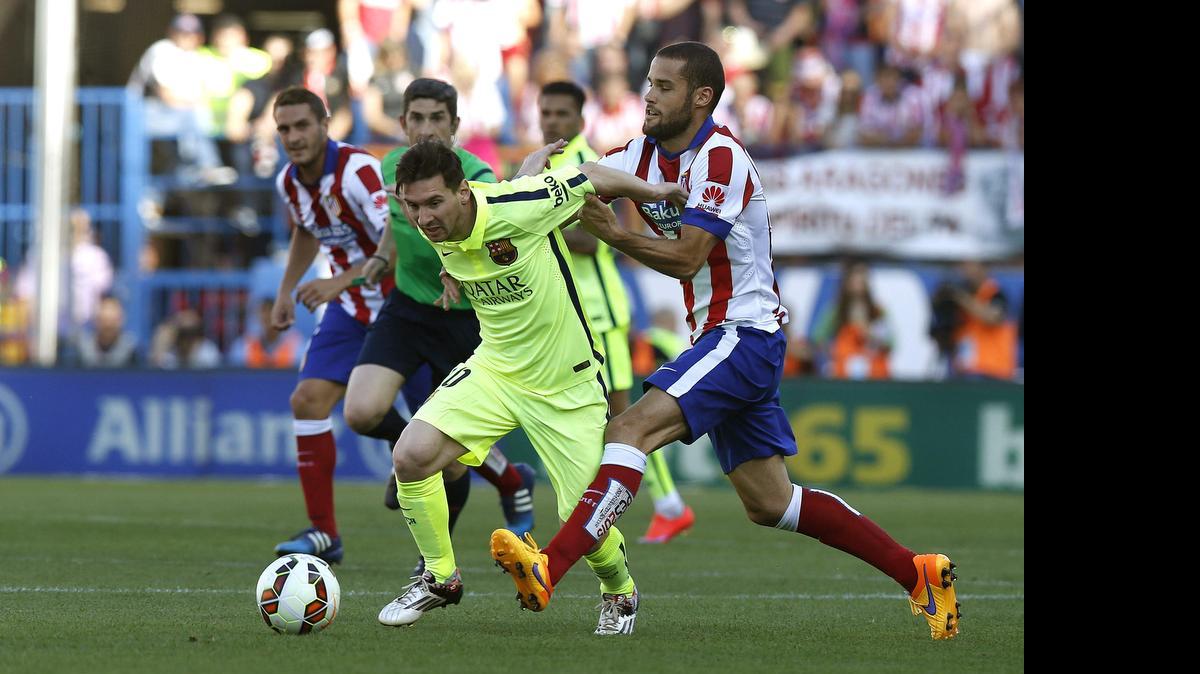 
El centrocampista del Atlético de Madrid, Mario Suárez (d), intenta frenar al delantero argentino del Barcelona, Leo Messi (i), en el encuentro de la jornada 37 de Liga de Primera División que se juega en el estadio Vicente Calderón.
