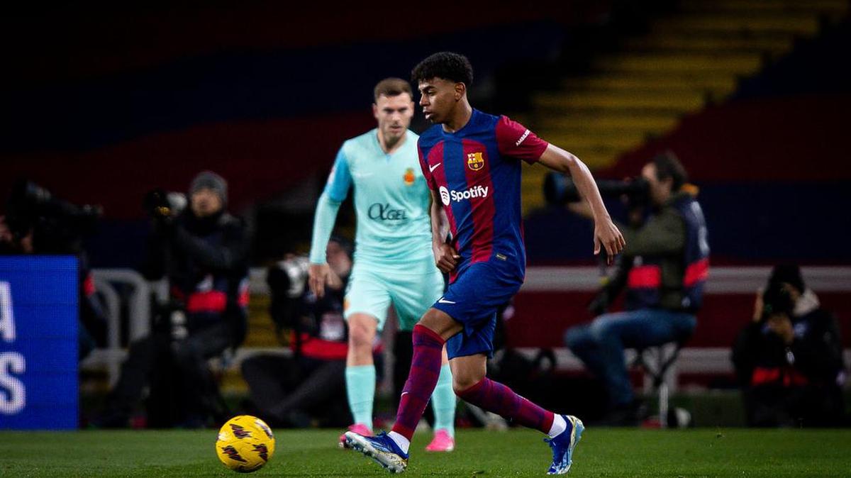 El delantero de Barcelona Lamine Yamal (der.) conduce la pelota en el partido ante el Mallorca, el viernes en Barcelona.