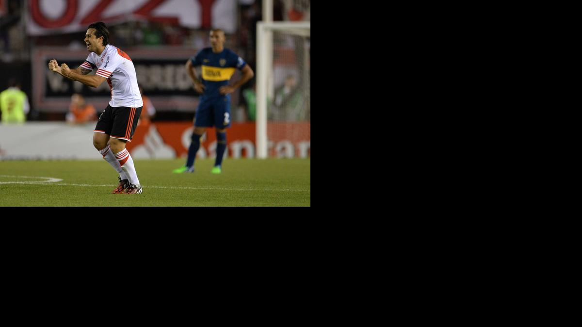 
Leonardo Pisculichi de River Plate celebran tras anotar un gol ante Boca Juniors hoy, jueves 27 de noviembre de 2014, durante un partido de semifinal de la Copa Sudamericana en el estadio Monumental, en Buenos Aires (Argentina).
