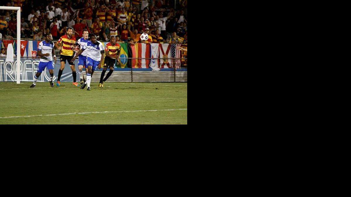 
Los jugadores de los Strikers y del FC Edmonton disputan la bola, la noche del sábado en Fort Lauderdale.
