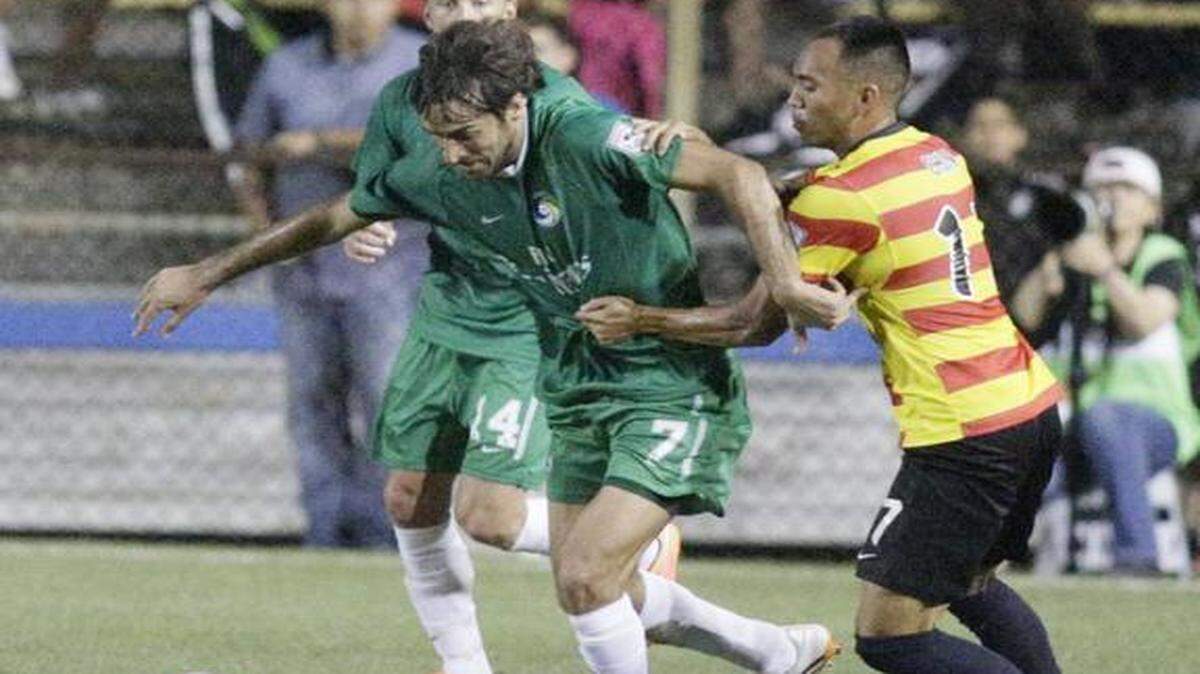 
El jugador de los Strikers Shawn Chin (der.) trata de detener el avance del delantero del Cosmos, el español Raúl González, el sábado en el Lockhart Stadium, en Fort Lauderdale
