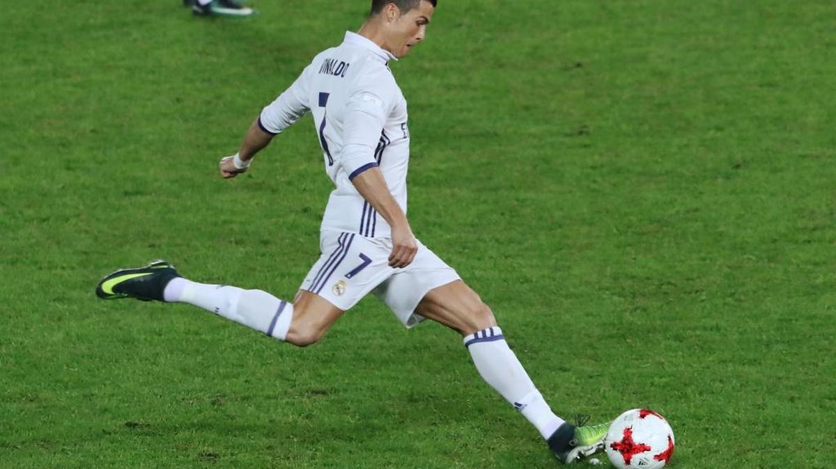 El goleador del Real Madrid Cristiano Ronaldo lanza un tiro libre en el Mundial de Clubes de Japón, el 18 de diciembre del 2017.