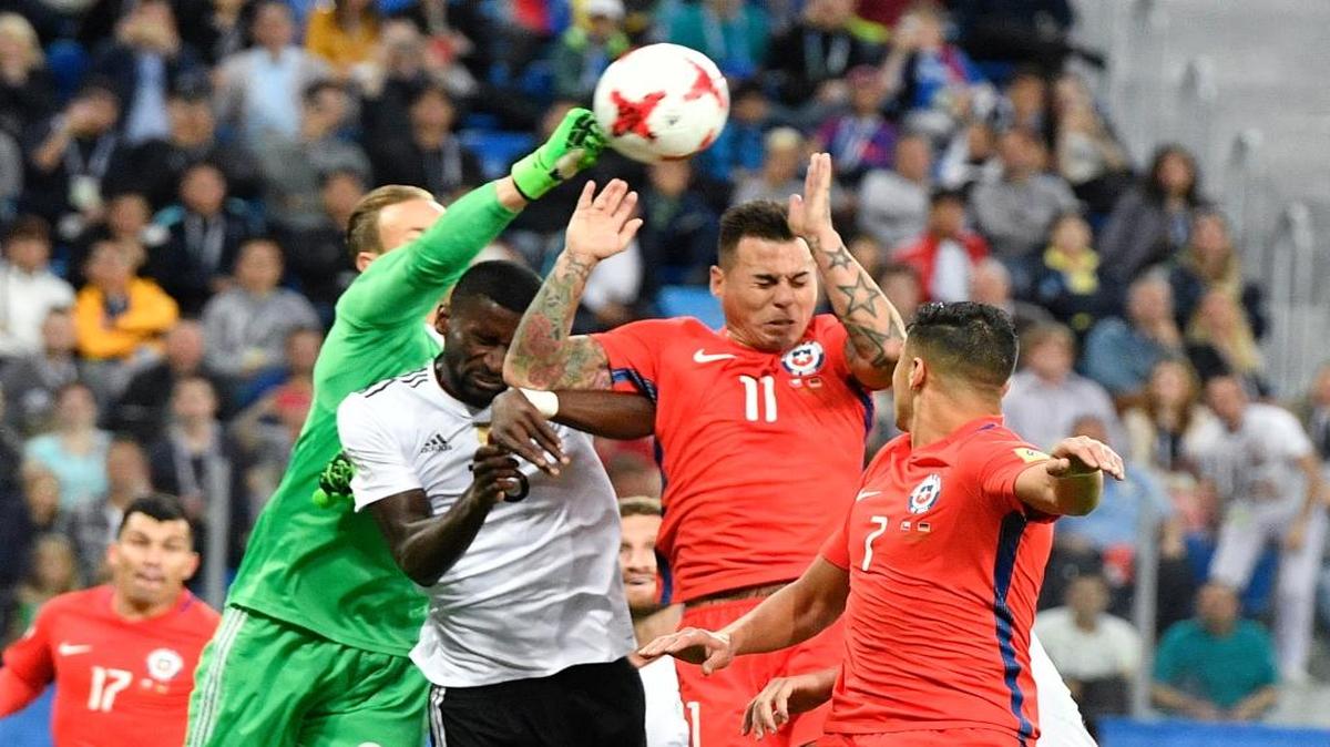 El arquero de Alemania Marc-Andre Ter Stegen (izq.) desvía la pelota en un ataque de Chile en la final de la Copa Confederaciones, en el estadio de San Petersburgo, Rusia, el domingo 2 de julio del 2017.