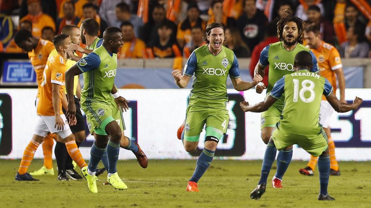 El jugador de Seattle Gustav Svensson (4) celebra tras anotar un gol en el partido contra el Dynamo de Houston, celebrado el 21 de noviembre del 2017.
