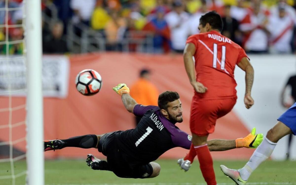 Raúl Ruidíaz (11), de Perú, marcó el polémico gol a Alisson Becker (1), de Brasil, el domingo 13 de junio del 2016.