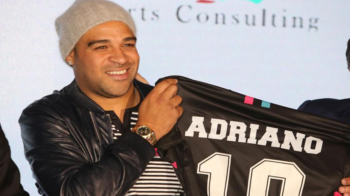 "El Emperador" Adriano enseña su nueva camiseta del Miami United FC cuando fue presentado en el W Hotel de Miami Beach, el jueves 10 de marzo del 2016.